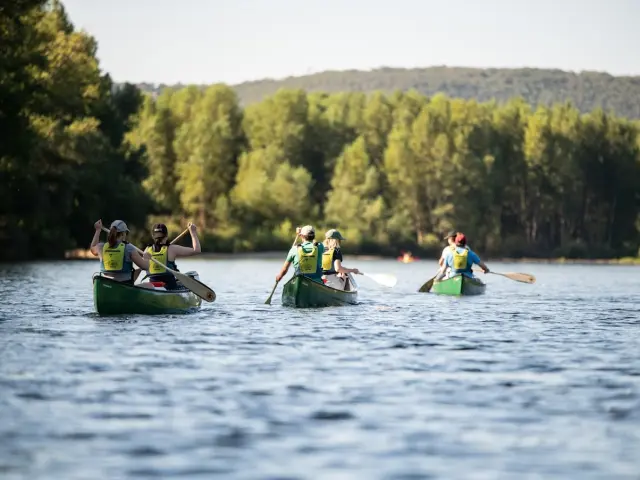 Canoës sur la Dordogne en vallée de la Dordogne